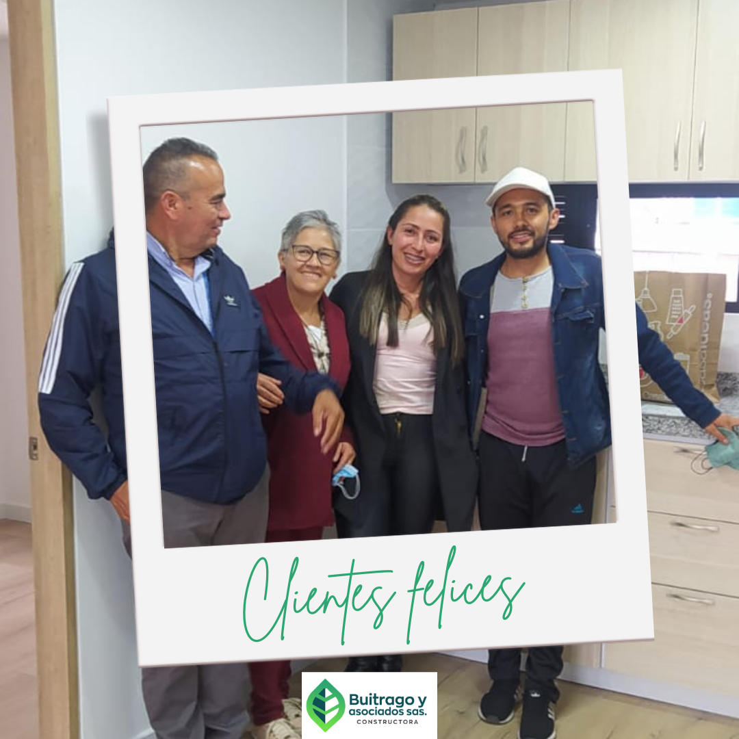 Clientes felices recibiendo su apartamento