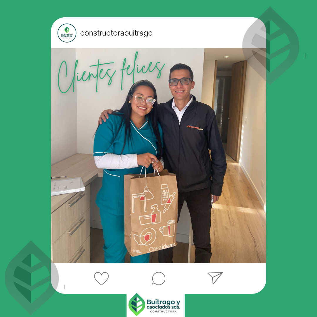 Clientes felices recibiendo su apartamento
