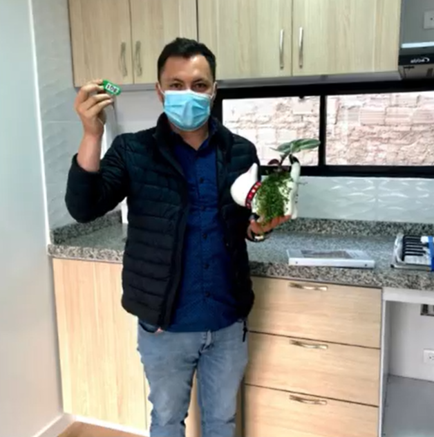 Clientes felices recibiendo su apartamento