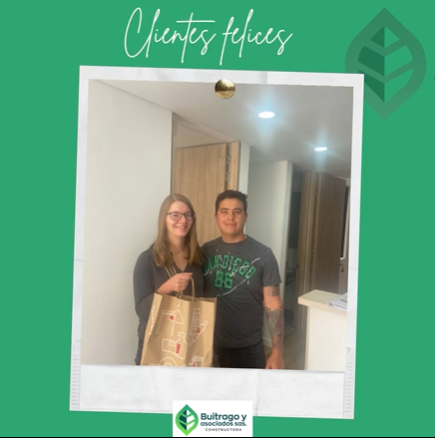 Clientes felices recibiendo su apartamento