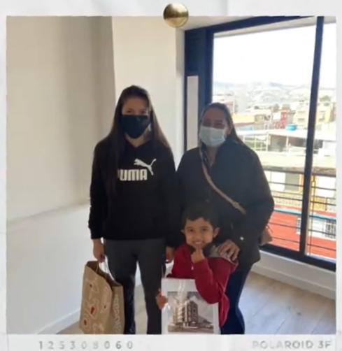 Clientes felices recibiendo su apartamento