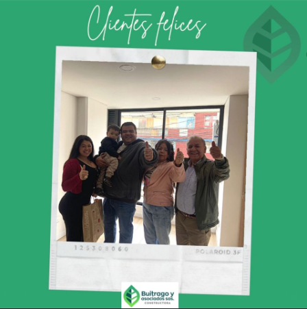 Clientes felices recibiendo su apartamento